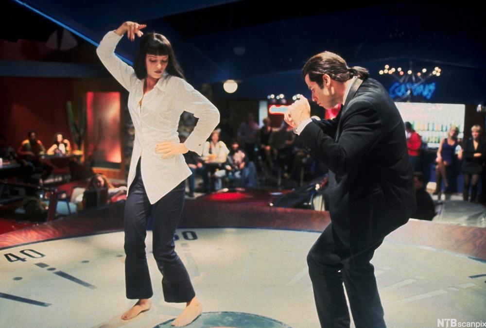 Skuespillerne Uma Thurman og John Travolta i en dansescene fra filmen Pulp Fiction. Foto.