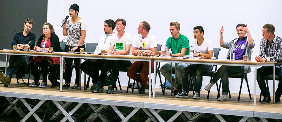 Prableen Kaur under skoledebatt på Oslo katedralskole. Foto.