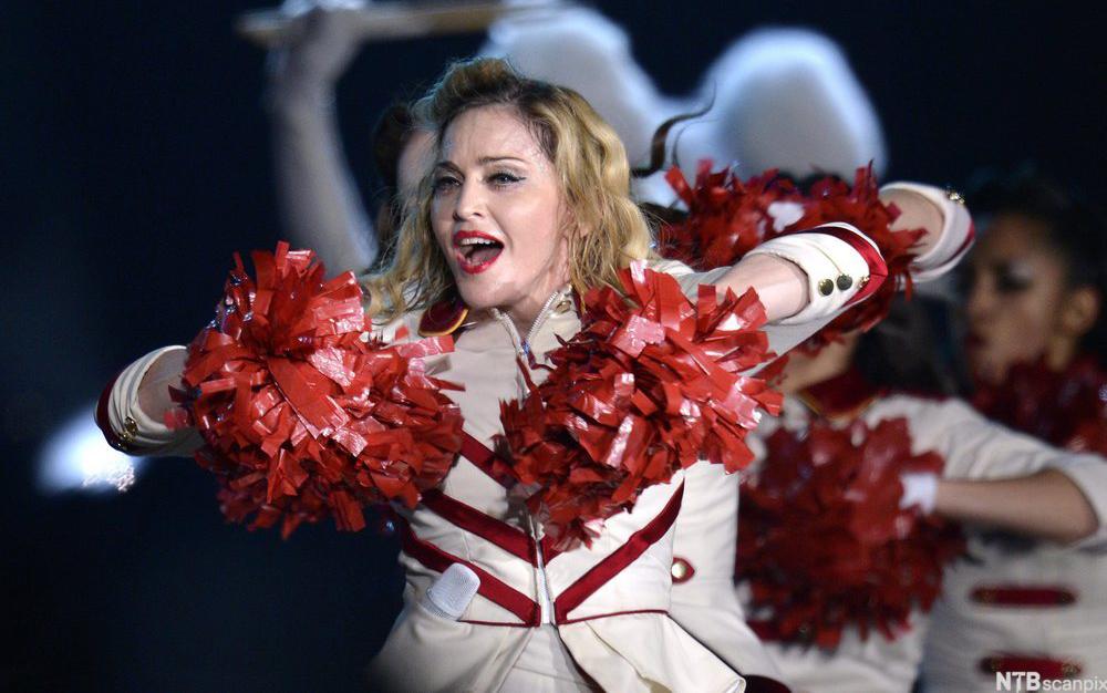 Artisten Madonna utkledd i cheerleaderkostyme. Foto.