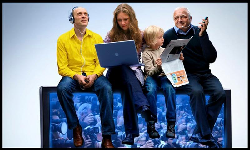 Fire personer som representerer tre generasjoner sitter og bruker ulike medier, som smarttelefon, pc og papiravis. Fotografi.