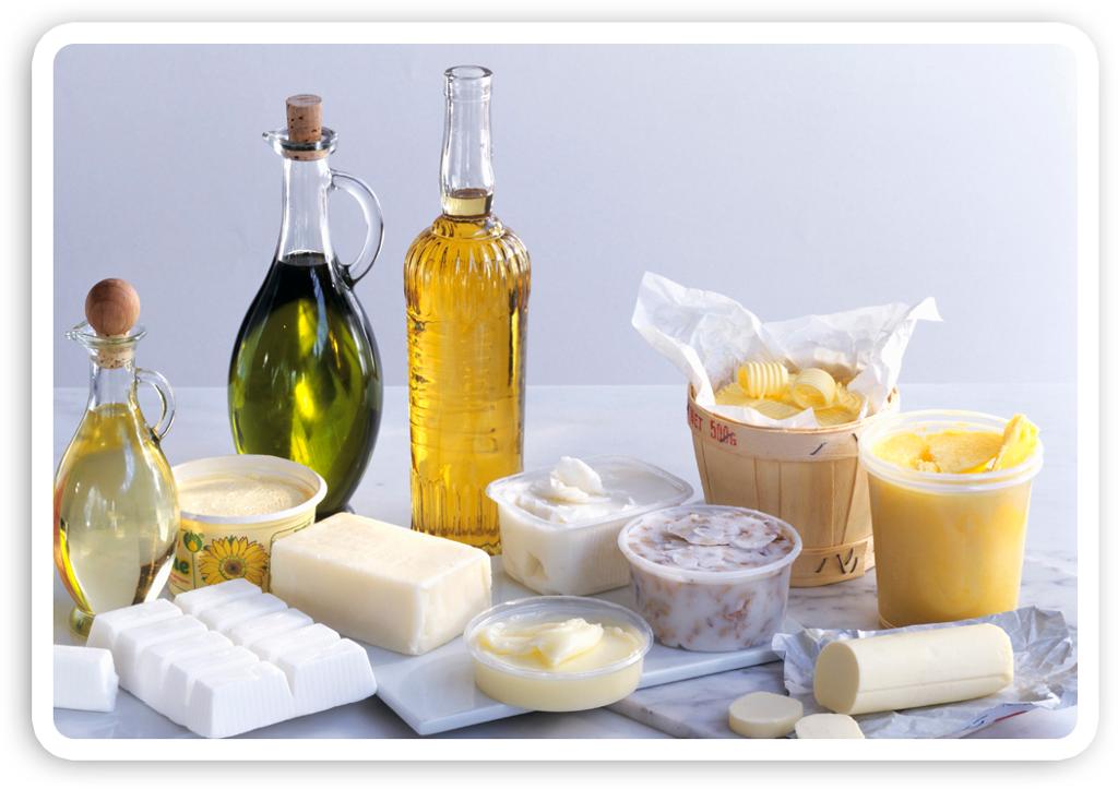 Ulike typar smør, margarin, olje og matfeitt på eit bord. Foto.
