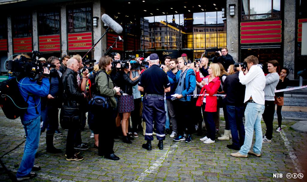 Politi som holder pressekonferanse utenfor hovedkvarteret til Arbeiderpartiet på Youngstorget. Foto. 