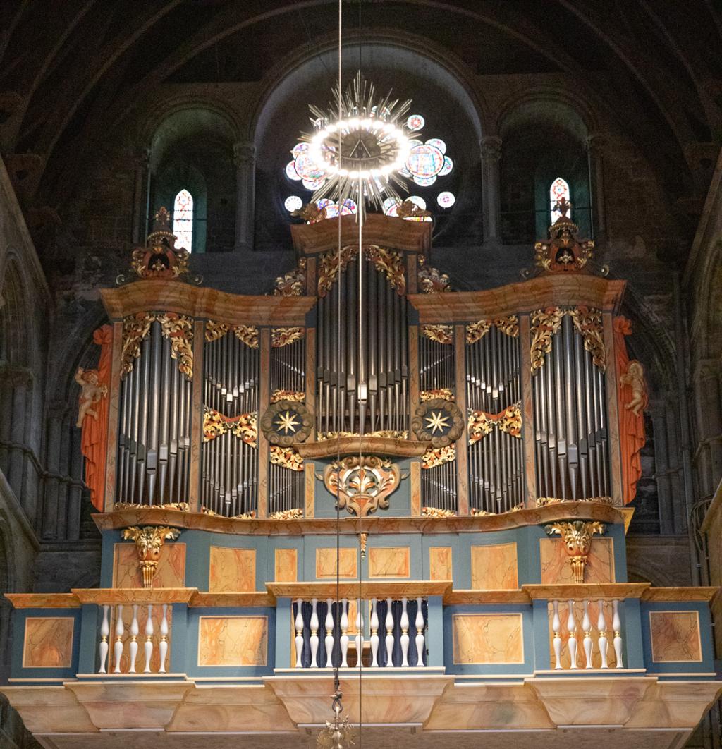 Fotografi av dekorativt orgel i eit kyrkjerom.