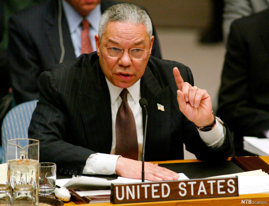 Daværende utenriksminister i USA, Colin Powell, i FNs sikkerhetsråd i 2003. Foto. 