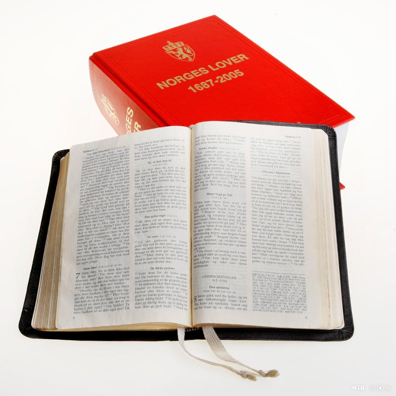 Bibel og Norges lover. Foto.