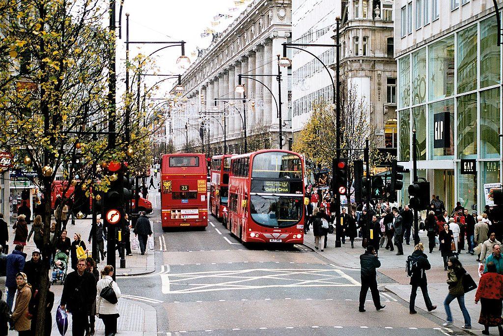 Gatebilde fra Oxford Street i London med busser og mange mennesker. Foto.