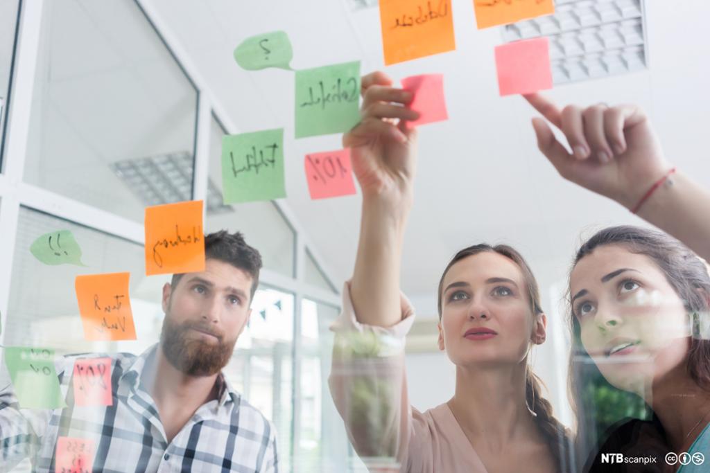 personer som brainstormer med post-it lapper. Foto.