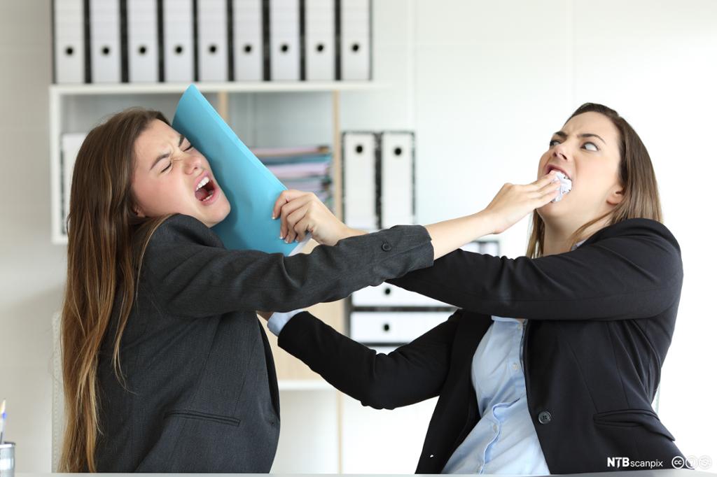 To kvinner på eit kontor i konflikt. Foto. 
