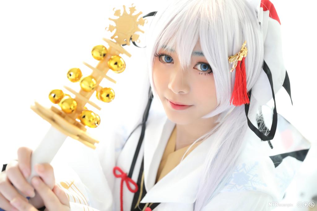 Japansk tenåringsjente i cosplay-klær. Foto.