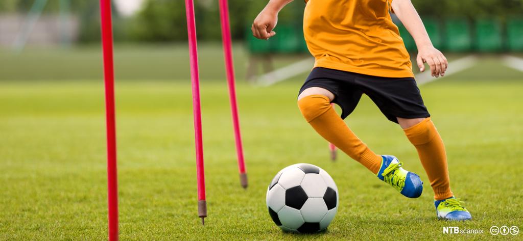 Ung fotballspiller på treningsøkt på fotballbane. Foto.