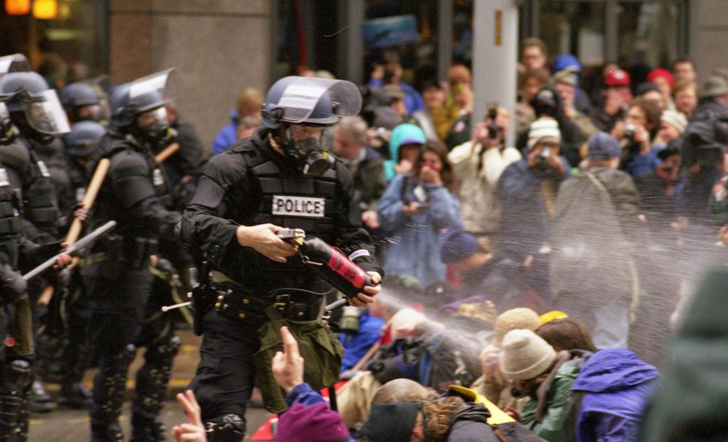Plitiet bruker tåregass mot demonstranter under WTO-toppmøtet i Seattle, 30. november 1999. Foto.