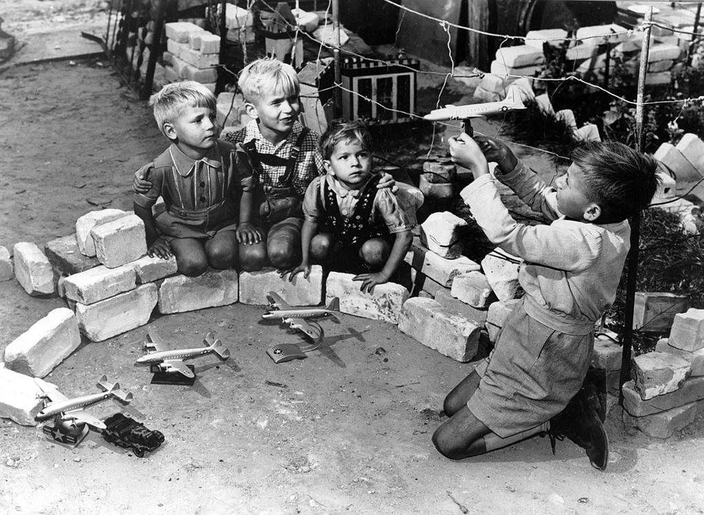 Barn leker "Luftbrücke" under Berlin-blokkaden. Bilde.