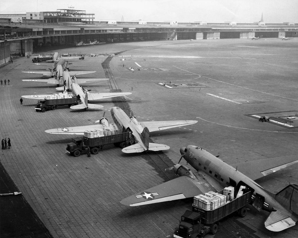 Amerikanske fly står på Tempelhof flyplass i Berlin under Berlin-blokkaden. Bilde.
