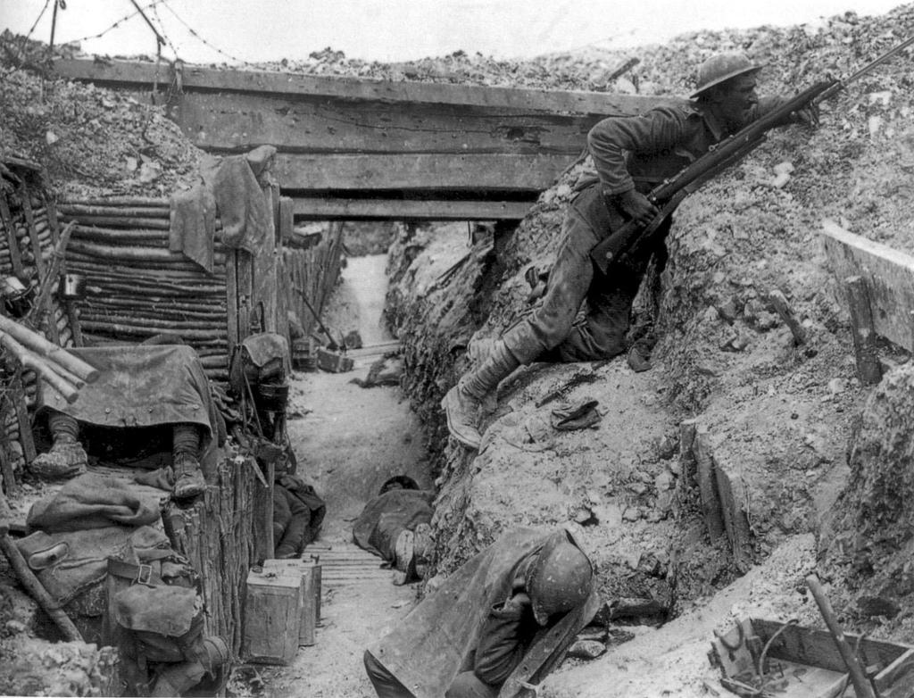 Britiske soldater fra the Chesire Regiment okkuperer en tysk skyttergrav under slaget ved Somme i 1916. Foto.