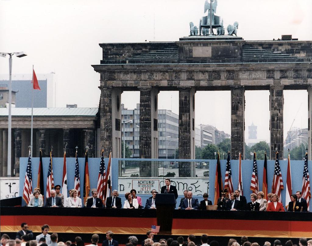 Ronald Reagan, USAs president, holder tale foran Brandenburger Tor i Berlin i 1987. Bilde.