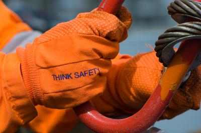 Hanske med teksten Think Safety. Foto.