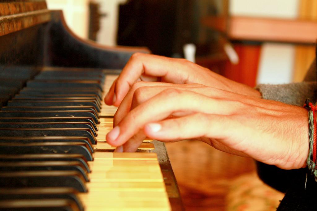 Hender som spiller piano. Foto.