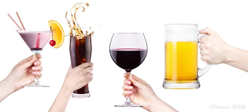 Fire hender holder hvert sitt glass med drikke: en coctaildrink, mineralvann, rødvin og øl. Foto.