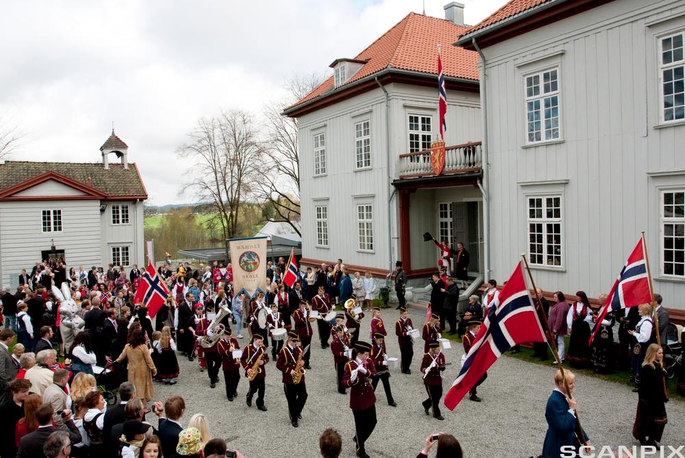 17. mai-tog som går forbi Eidsvollbygningen. Foto.