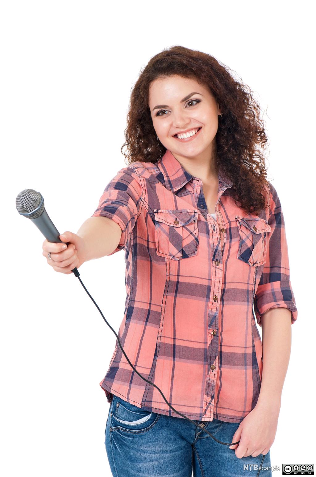 Ung jente med mikrofon