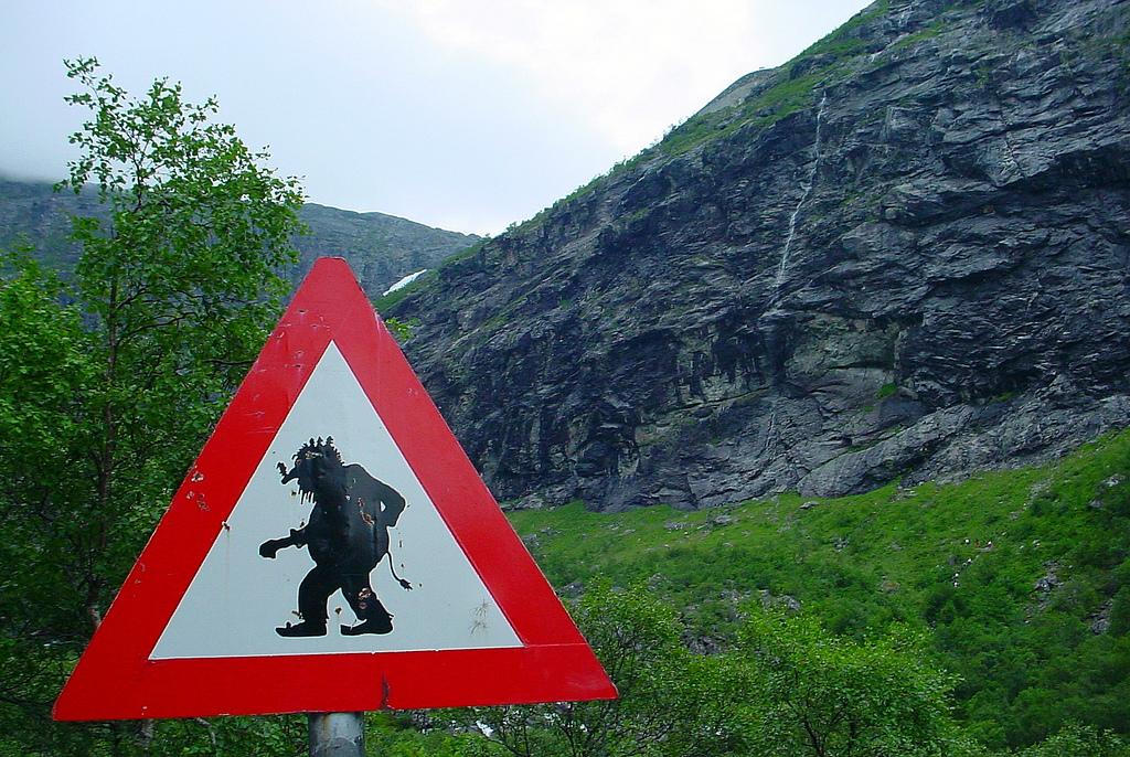 Bildet viser fareskilt med troll på ved Trollstigen. Foto.