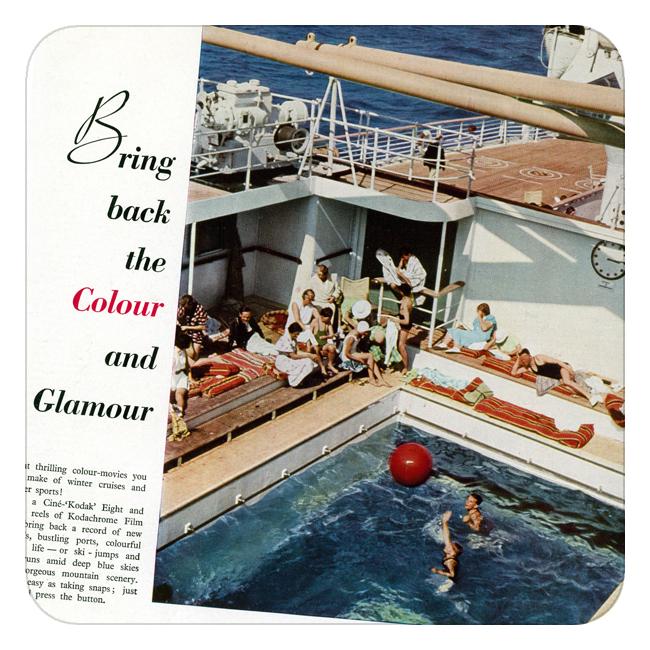 Reklameannonse med tittelen "Bring back the Colour and Glamour". Hovedbildet er i farger og viser  kvinner og menn i lyse klær som slapper av rundt et svømmebasseng på et cruiseskip.  