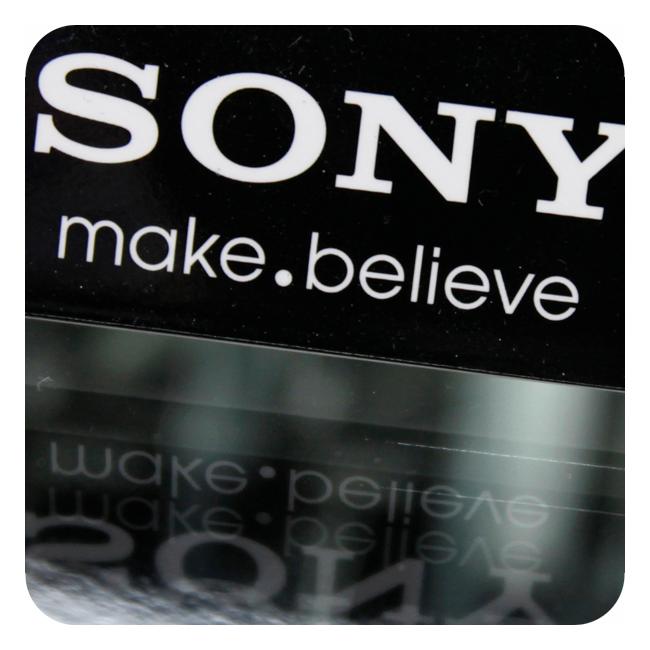 Sony-logoen skrevet med store bokstaver, med slagordet "make. believe" under. Foto.
