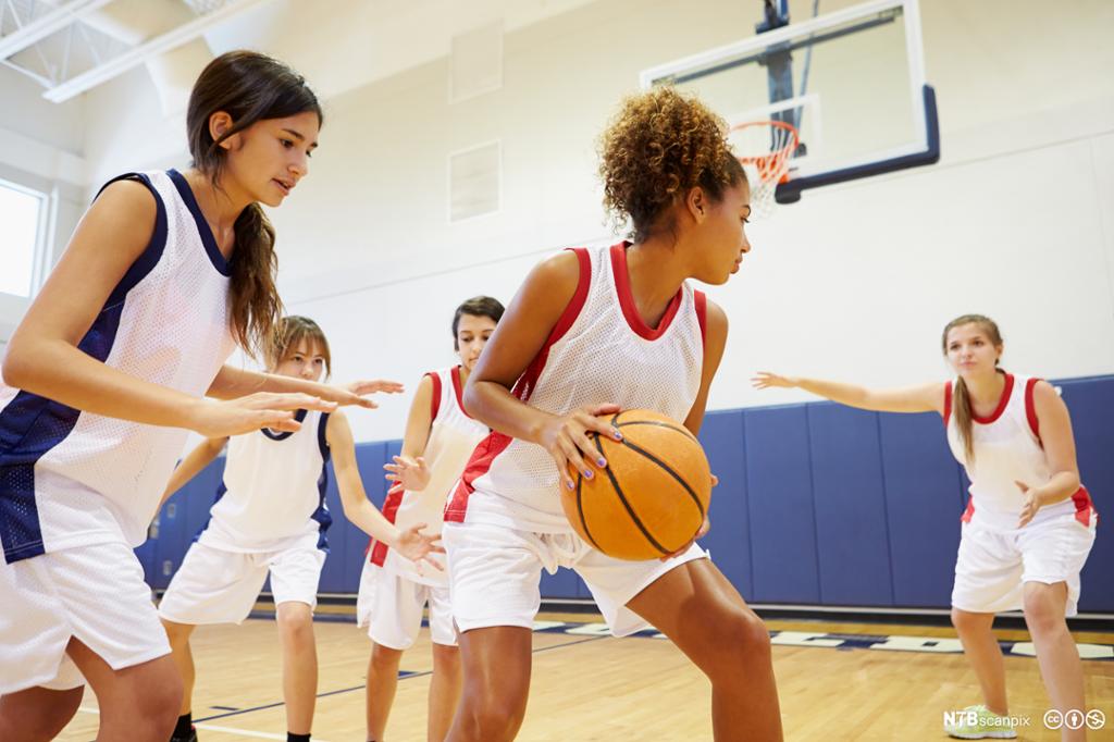 Jenter spiller basketball. Foto.