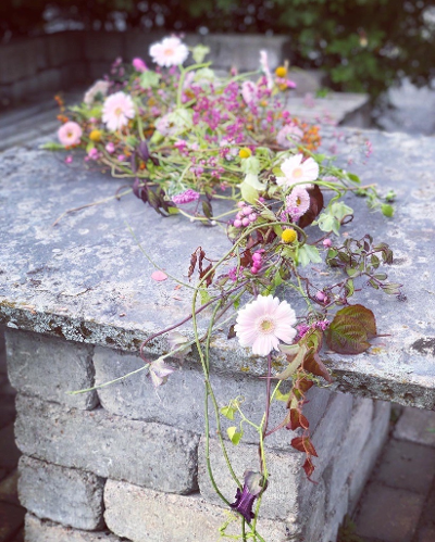 Konstruksjon av grener i dråpeform, blomster, frøkapsler og grener festet i konstruksjonen. Foto. 