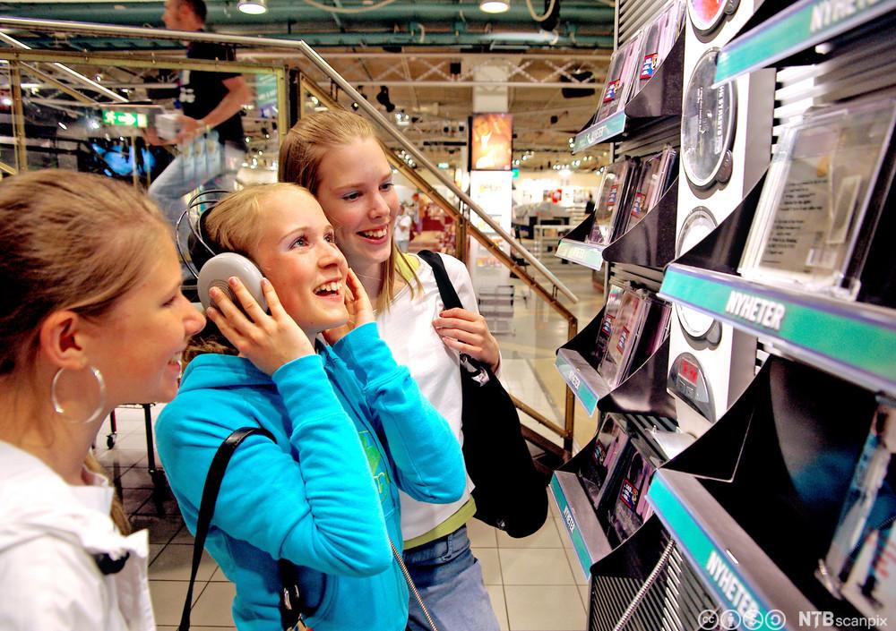 Ungdommer på kjøpesenter. Foto.