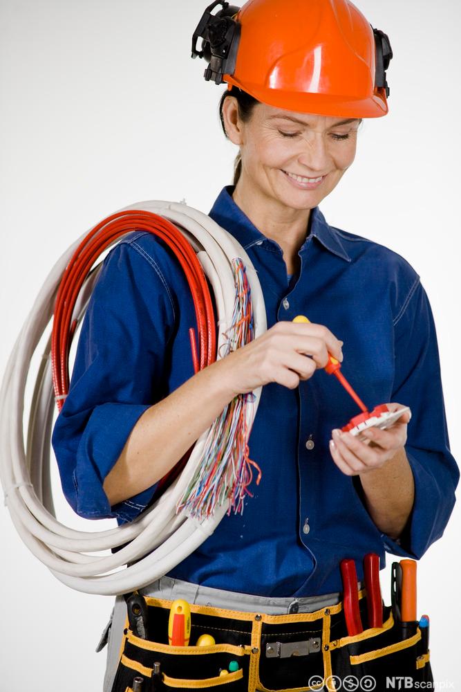 Kvinnelig elektriker. Foto.