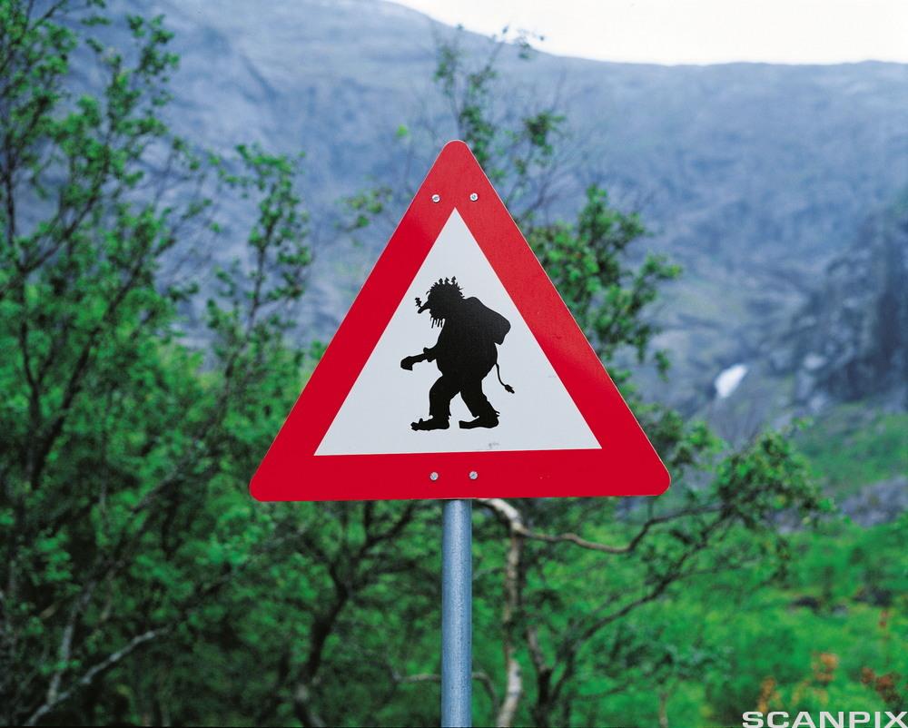 Skilt som viser troll i veibanen. Foto.