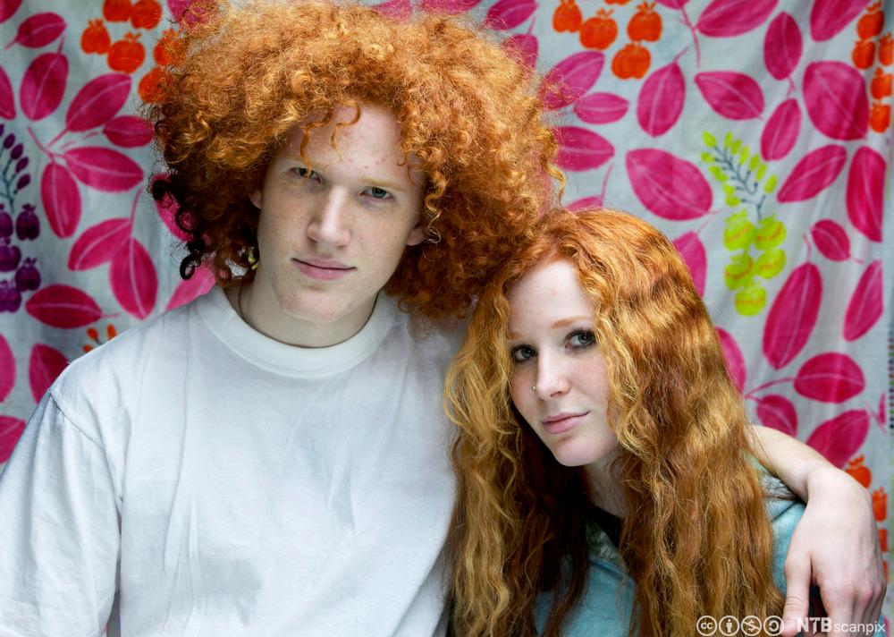 Ungdommer med rødt krøllete hår. Foto.