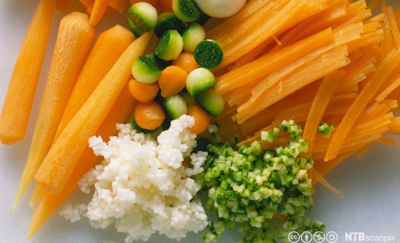 Ulike typer grønnsaker oppdelt på forskjellige måter. Foto.