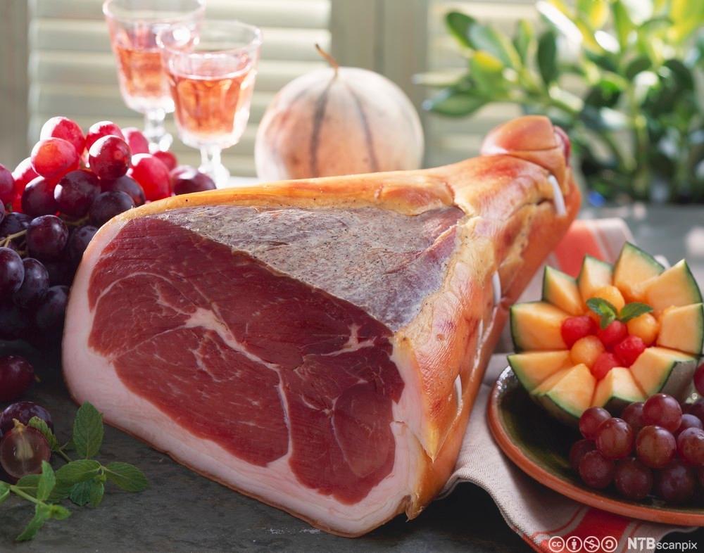 Bilete av ei spekeskinke og frukt. Foto.