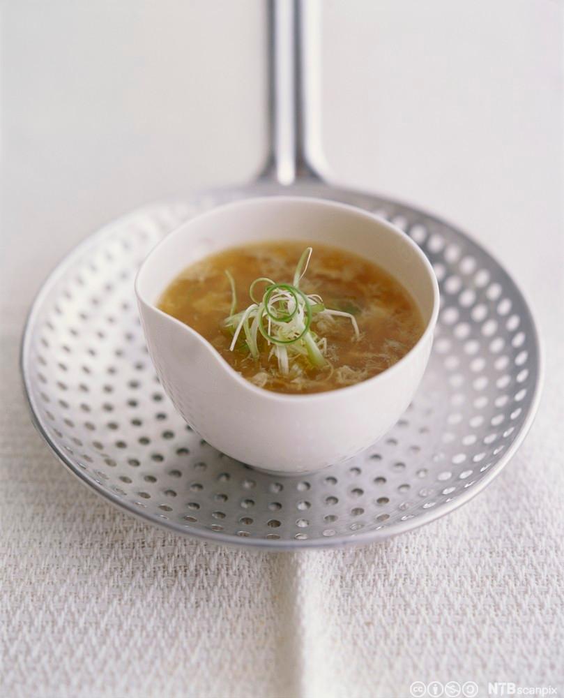 Suppe med vårløk. Foto.