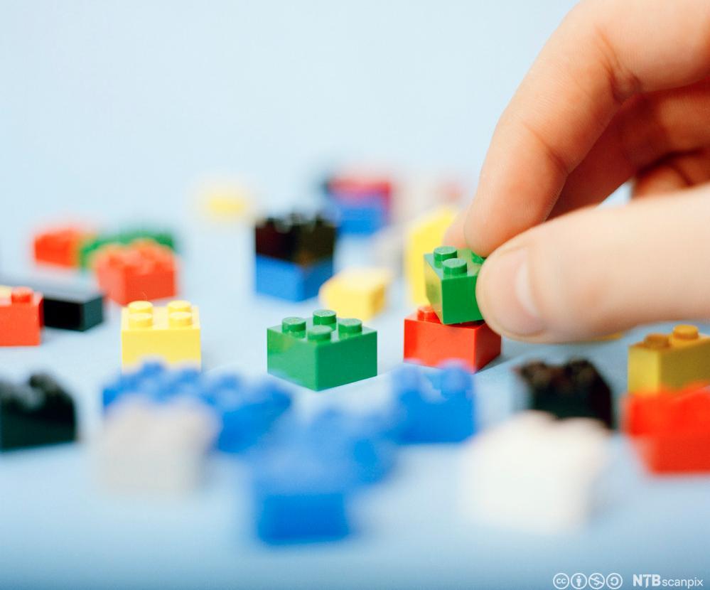 Legoklossar i ulike fargar. Foto.
