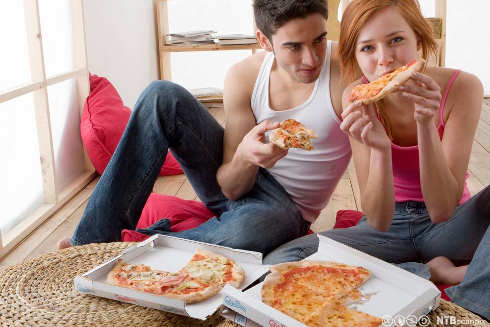 To ungdommer spiser pizza. Foto.