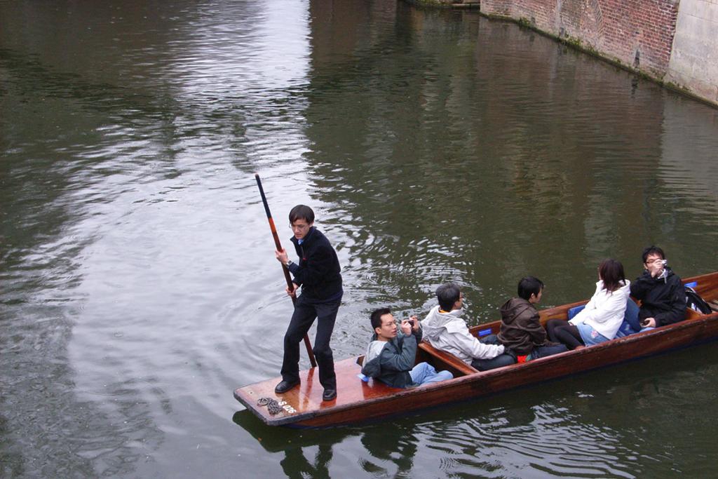 Punting in Cambridge. Photo.