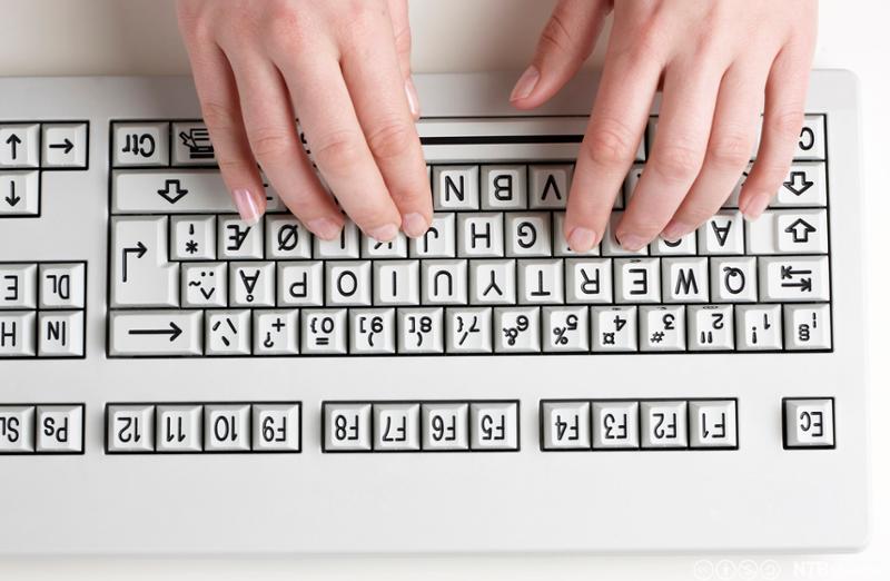To hender på et tastatur. Foto.