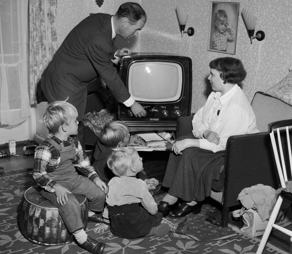 En familie er klar til å se på fjernsyn på slutten av 1950-tallet. Foto. 