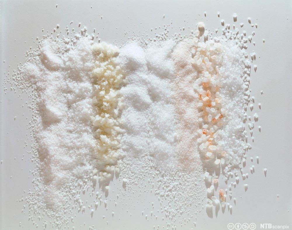 Ulike saltsorter som ligger på et bord. Foto.
