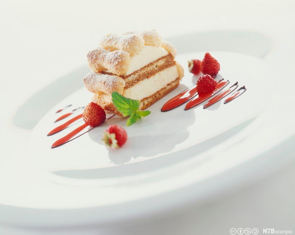 Dessert på tallerken. Foto.