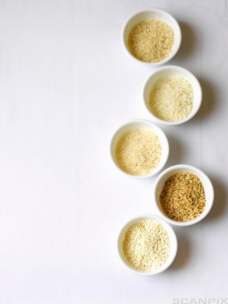 Ulike typer ris plassert i skåler. Foto.