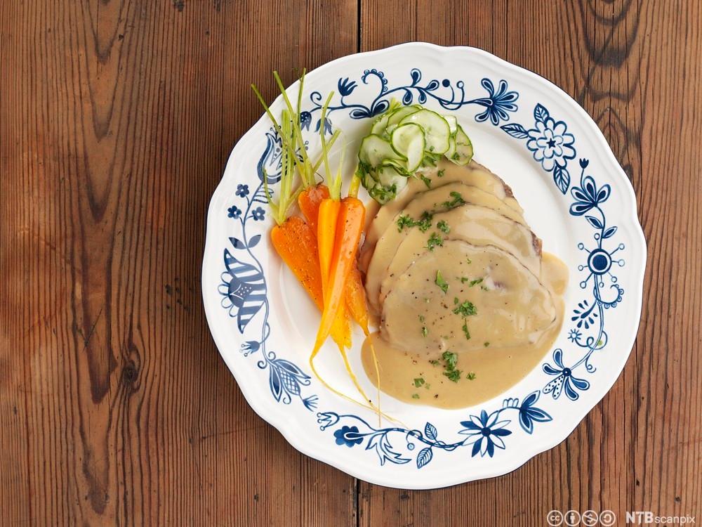 Roastbiff med gulrøtter og kremet saus. Foto.