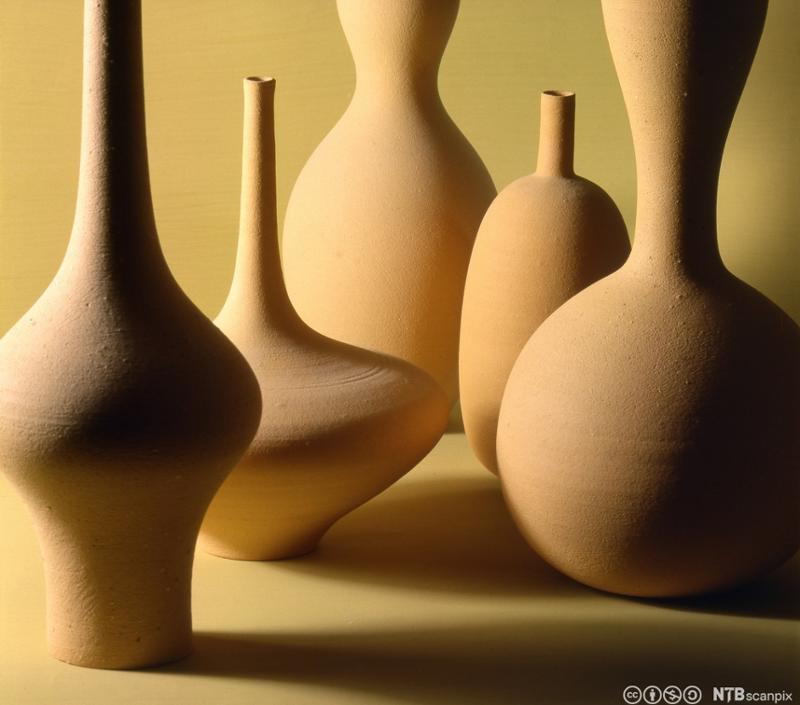 Keramikk med ulike former. Foto.