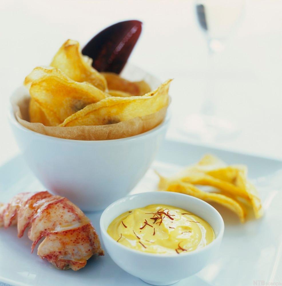 Hummerhaler med sennepsmajones og grønnsakschips. Foto.