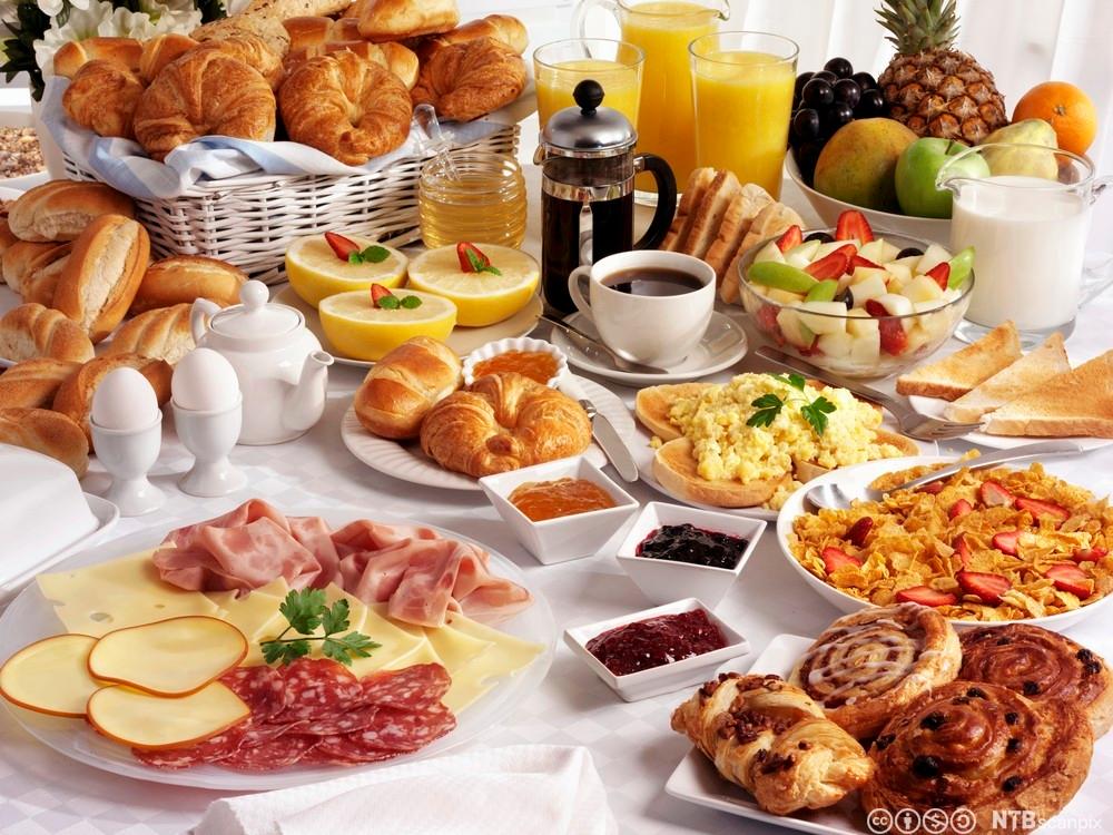Bilete av eit frukostbord med ulike råvarer til frukost