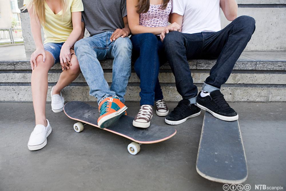Ungdommer med skateboard. Foto. 