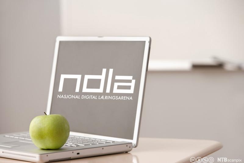Eple på ein laptop. Det står NDLA på skjermen. Foto.